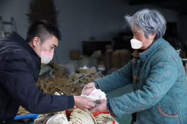 奶奶日夜紡繩，一天賺上10多塊。（圖／翻攝自中華兒慈會）