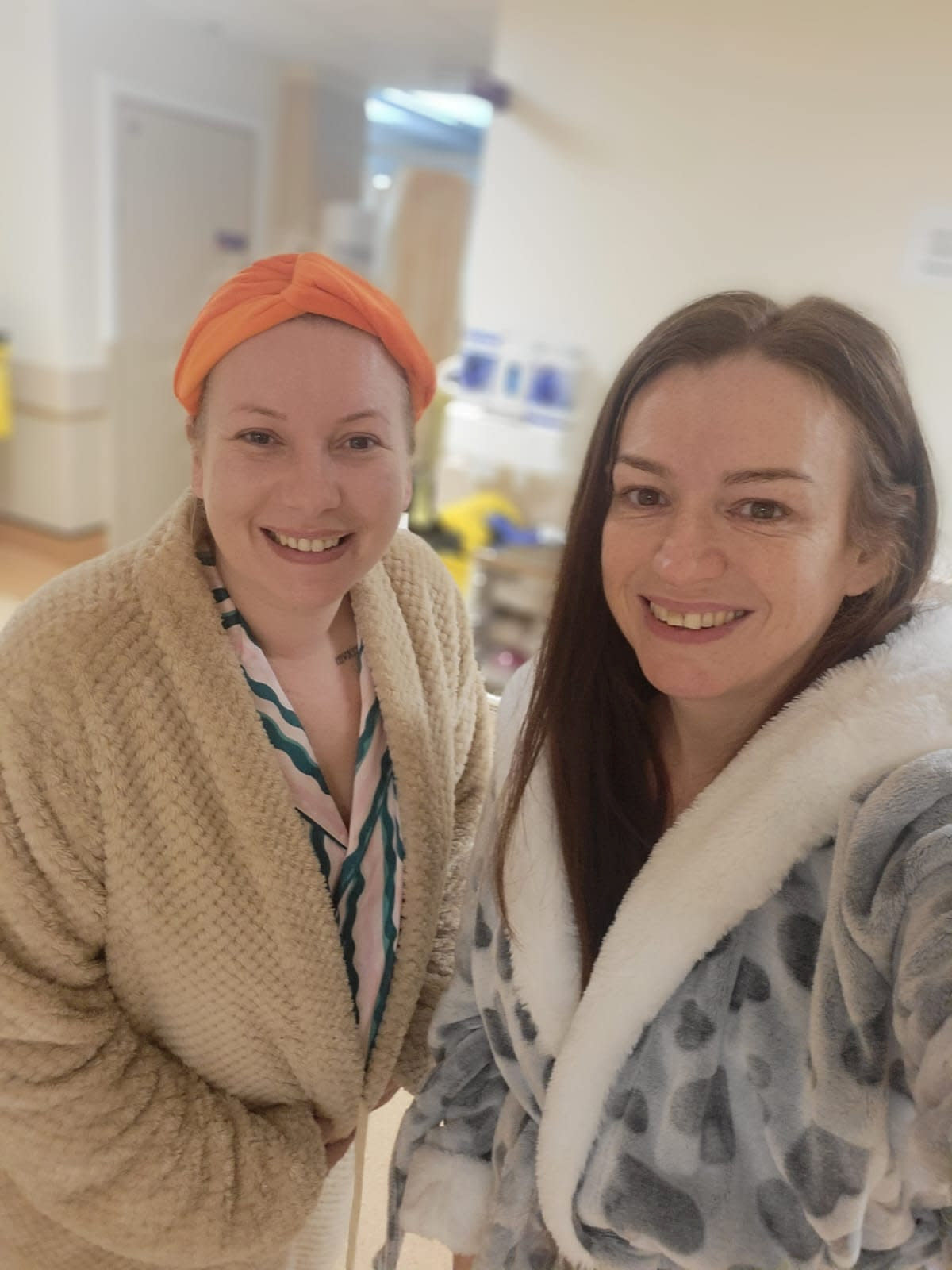 Nicola Hinds (left) and Ann Gath (right) in the Northern General Hospital, recovering from surgery. (Ann Gath/SWNS)