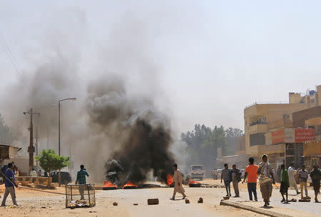Sudanese demonstrators burn tyres near the home of a demonstrator who died of a gunshot wound sustained during anti-government protests in Khartoum, Sudan January 18, 2019. REUTERS/Mohamed Nureldin Abdallah
