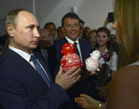 Russian President Vladimir Putin (L) and Italian Prime Minister Matteo Renzi (C) visit the Russia pavilion at the Expo 2015 global fair in Milan, northern Italy, June 10, 2015. REUTERS/Alexei Nikolsky/RIA Novosti/Kremlin