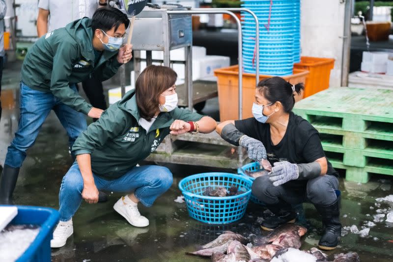 ▲沈慧虹今日凌晨2時間前往新竹魚市場，向市場員工及魚販問候。（圖／沈慧虹辦公室提供）