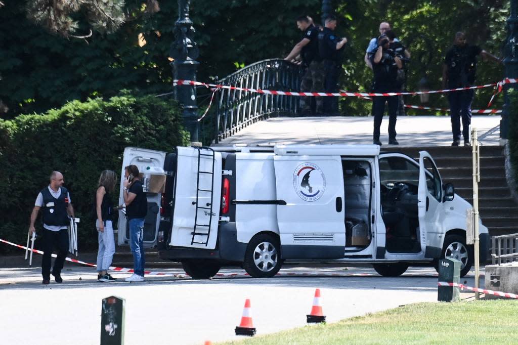 Les enquêteurs de la police judiciaire sur les lieux de l’attaque au couteau survenue à Annecy le jeudi 8 juin 2023.