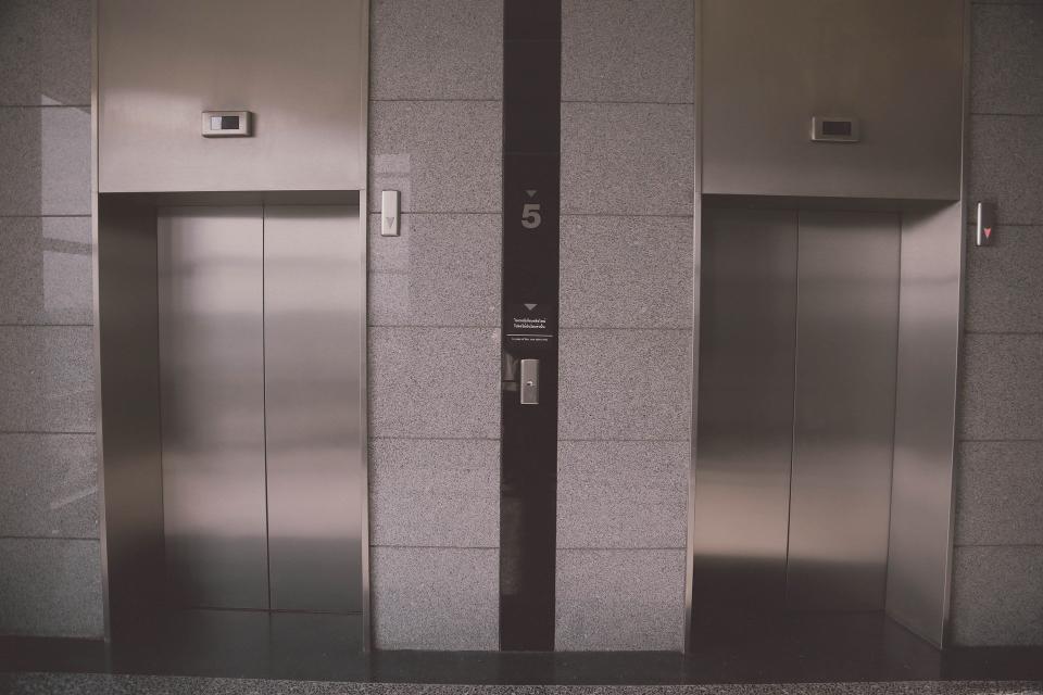 一名女教師搭乘電梯，卻發生意外。（示意圖／Pixabay）