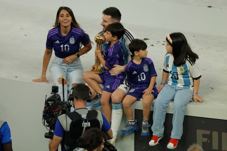 Lionel Messi con su familia después de ganar la Copa del Mundo