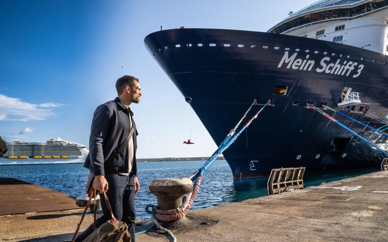 Auf der Suche nach seiner verschwundenen Ehefrau heuert der Notfallmediziner Dr. Eric Leonhard (Moritz Otto) als Schiffsarzt auf einem Kreuzfahrtschiff an. (Bild: RTL / UFA FICTION / Wolfgang Ennenbach)