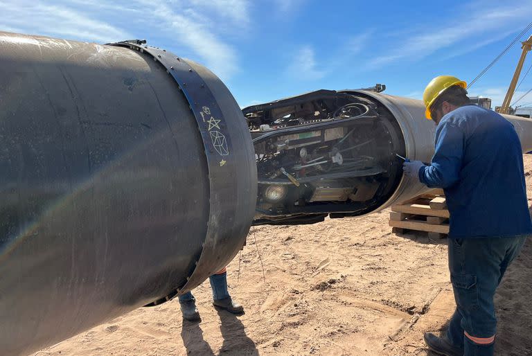 Los robots que hacen soldaduras automáticas en la construcción del gasoducto Néstor Kirchner: en total, se alquilaron 14 máquinas para avanzar con mayor rapidez y se logró así soldar 4,5 km de tubería por día.