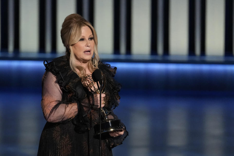 Jennifer Coolidge recibe el premio a mejor actriz de reparto en una serie de drama por "The White Lotus" en la 75ª edición de los Premios Emmy el lunes 15 de enero de 2024 en el Peacock Theatre de Los Ángeles. (Foto AP/Chris Pizzello)