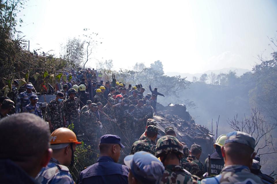 尼泊爾當局派出數百名搜救人員、軍人前往搜救。（AFP）