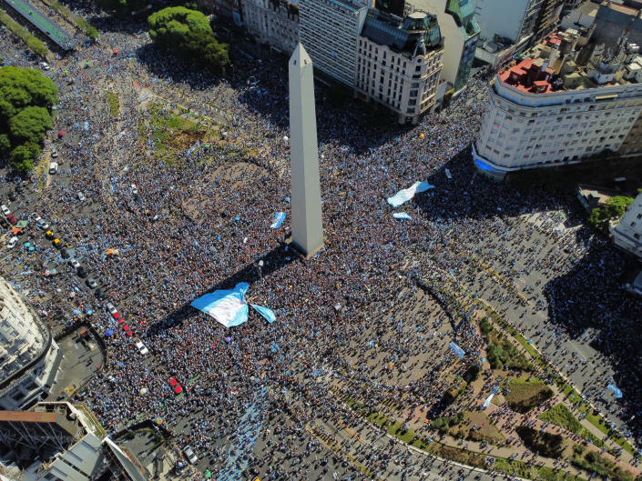 Soccer Football - FIFA World Cup Final Qatar 2022 - Fans in Buenos Aires - Buenos Aires, Argentina - December 18, 2022  Argentina fans celebrate winning the World Cup by the Obelisco REUTERS/Agustin Marcarian