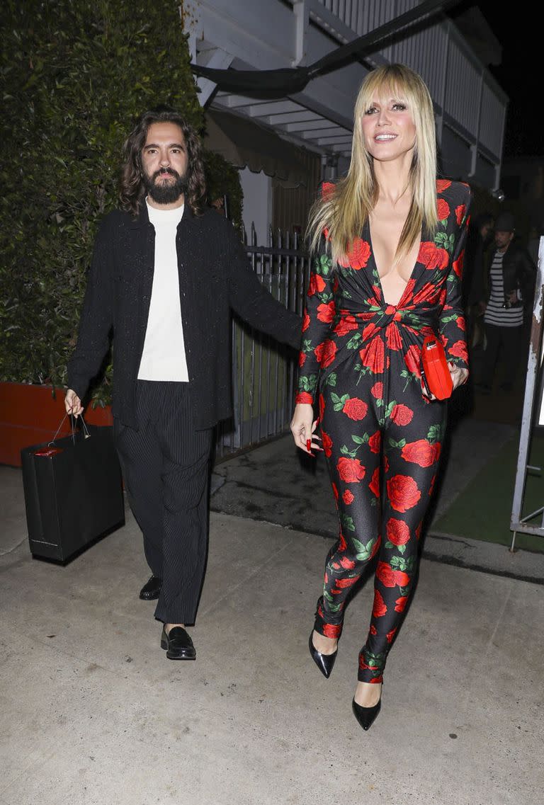 Heidi Klum y su esposo, Tom Kaulitz, fueron fotografiados en medio de una romántica salida en pareja. La modelo eligió un mono con estampa floral y escote profundo para ir a cenar al restaurante italiano Giorgio Baldi en Santa Mónica. 