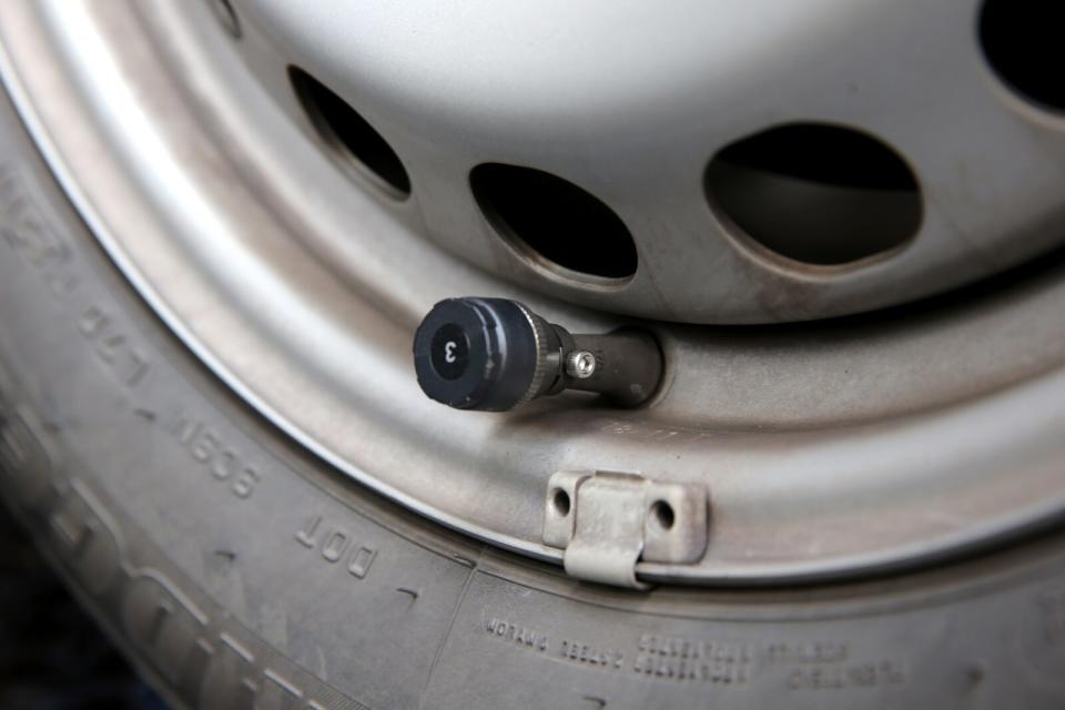 如果要使用胎外式感應器的話，建議最好能更換為鋁合金材質的氣嘴頭，橡膠材質的氣嘴頭會因為重量搖晃而產生裂痕，使得輪胎出現漏氣問題。