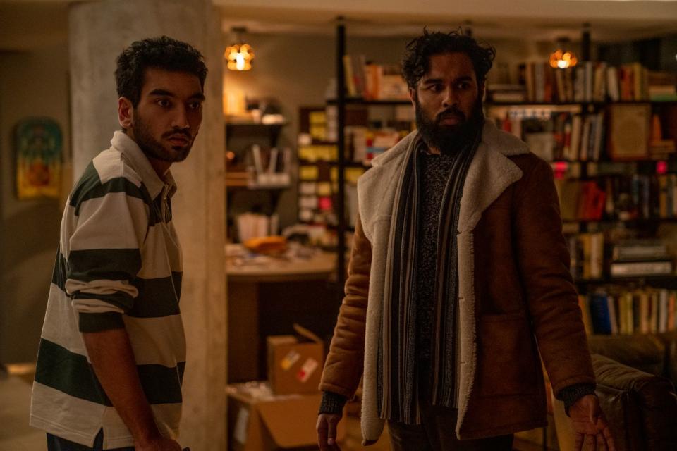 Frank (Naabhan Rizwan, links) und Jeevan (Himesh Patel) verschanzen sich gemeinsam in einer Wohnung. (Bild: Parrish Lewis / HBO Max)