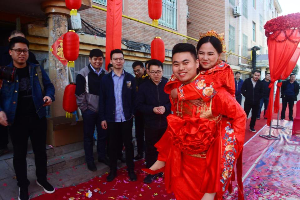 2019年3月22日，中國山東茌平縣一對新人舉行中式婚禮。公務員過份鋪張奢華的婚禮是如今官方嚴打的對象。（東方IC）