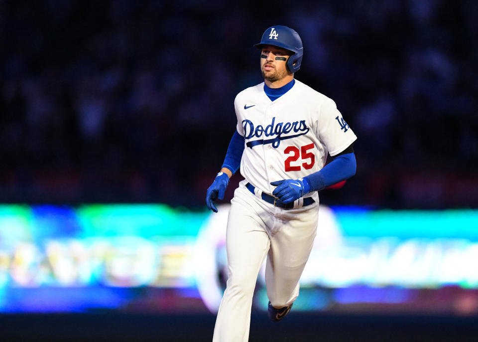 1 april 2023;  Los Angeles, Californië, VS;  Los Angeles Dodgers quarterback Trace Thompson (25) rende naar huis na een homerun te hebben geslagen tegen de Arizona Diamondbacks tijdens de vijfde inning in het Dodger Stadium.  Verplicht tegoed: Jonathan Hui-USA TODAY Sports