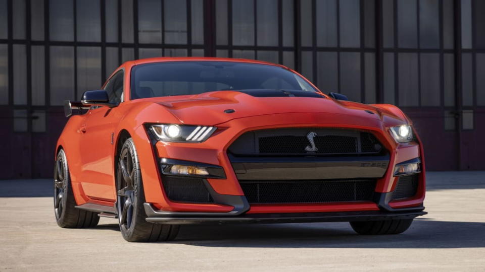 圖／2022 Mustang Shelby GT500標準版約台幣215萬元，採用5.2升V8機械增壓引擎，搭配7速雙離合器變速箱，最大馬力可「榨」到760匹。