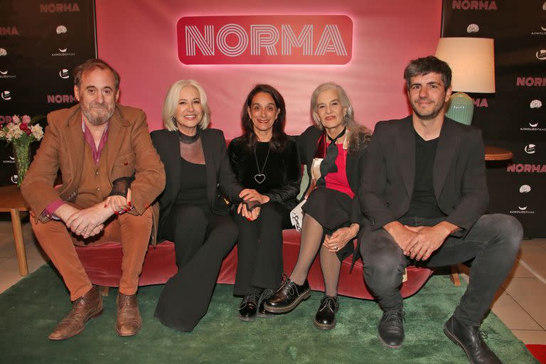 Parte del elenco de Norma en el living especial que se montó en el hall del Cinemark Palermo, donde se llevó a cabo la avant premiere
