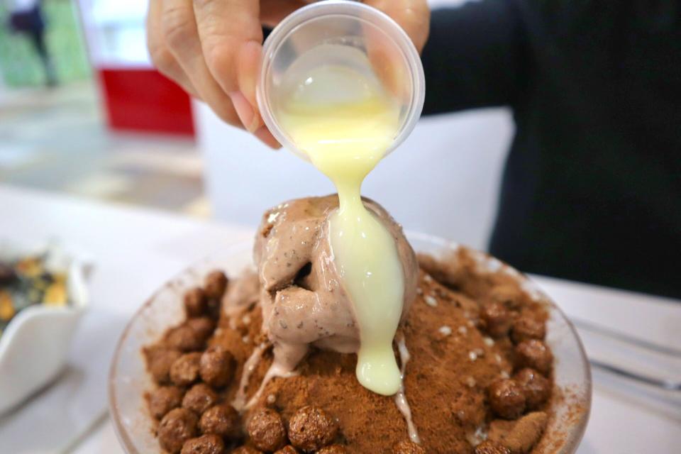 san gloo - condensed milk pouring