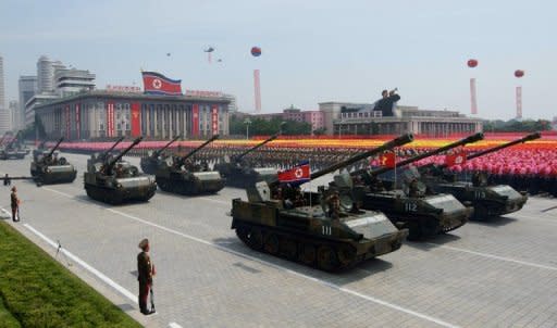 Tanques y tropas de Corea del Norte atraviesan la plaza Kim Il-Sung durante el desfile militar por el 60 aniversario del armisticio de la Guerra de Corea, en Pyongyang el 27 de julio de 2013. (AFP | ed jones)