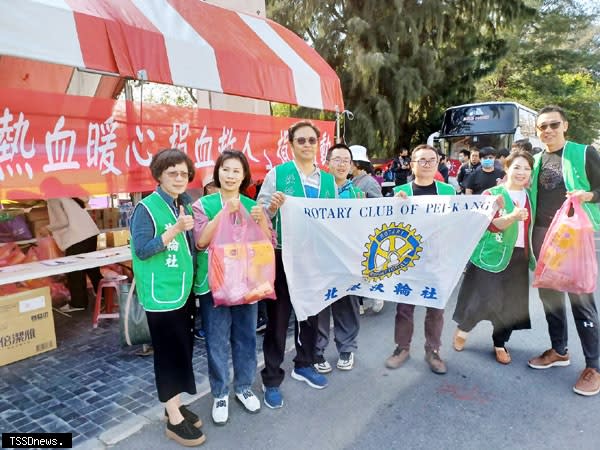 國際扶輪三四七零地區北港扶輪社上午九點至下午四點在北港運動公園舉辦一場以捐血為主題的公益活動。（記者劉春生攝）