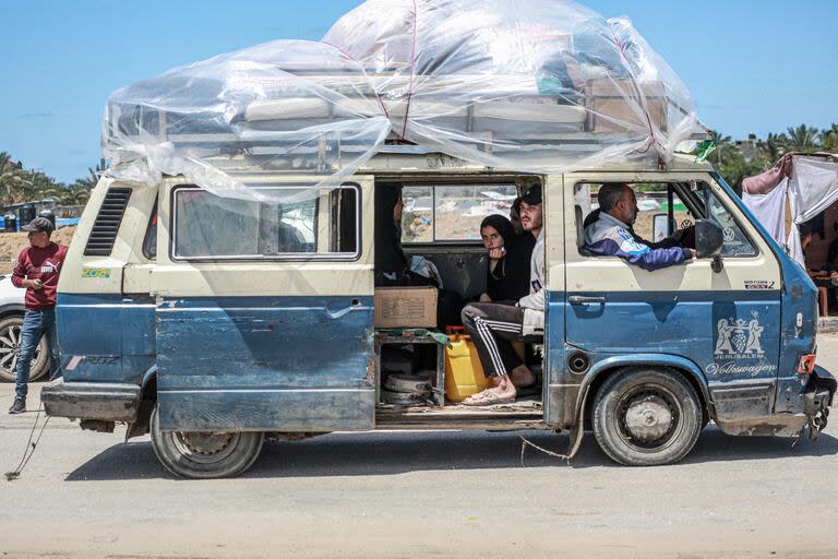 Desplazados palestinos tras la nueva orden de evacuación