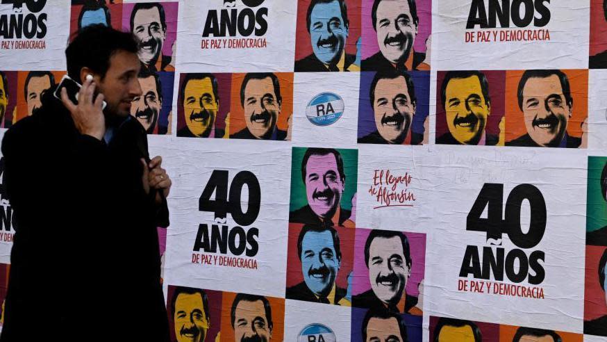 Carteles que conmemoran los 40 años desde que asumió Alfonsín.