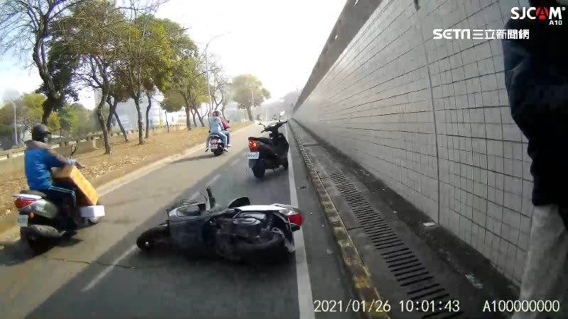 婦人騎車不慎自撞摔車。