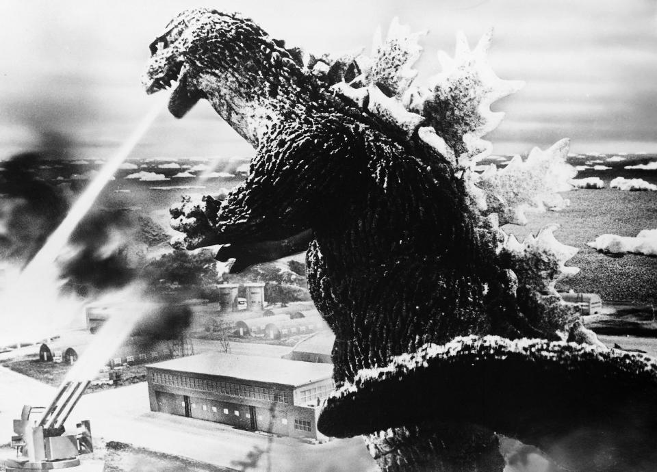 Mindestens 28 Filme gibt es über und mit Godzilla - 28 alleine japanischen Ursprungs. Der König der Filmmonster kämpft gegen Flugechsen, Drachen, King Kong oder dreiköpfige Ungetüme. Zwar sind einige Teile der Reihe aus heutiger Sicht nur als Trash-Feuerwerk zu ertragen. Dem japanischen Kulturgut sollte man allerdings mit gebührendem Respekt begegnen. (Bild: ZDF / Ullstein TV)