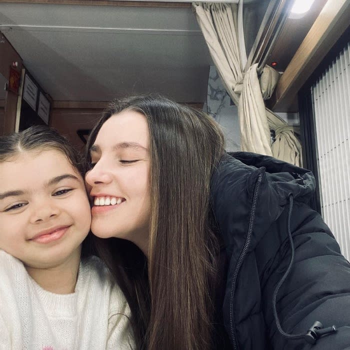 İlayda Sezgin y la pequeña Alya Polat, las actrices que dan vida a Zehra y Bahar, ha creado un estrecho vínculo