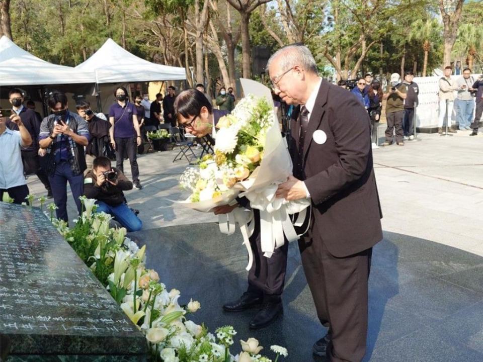 高雄市長陳其邁與二二八關懷協會理事長王文宏，出席「二二八事件77周年追思紀念儀式」，為受難者獻花。（任義宇攝）