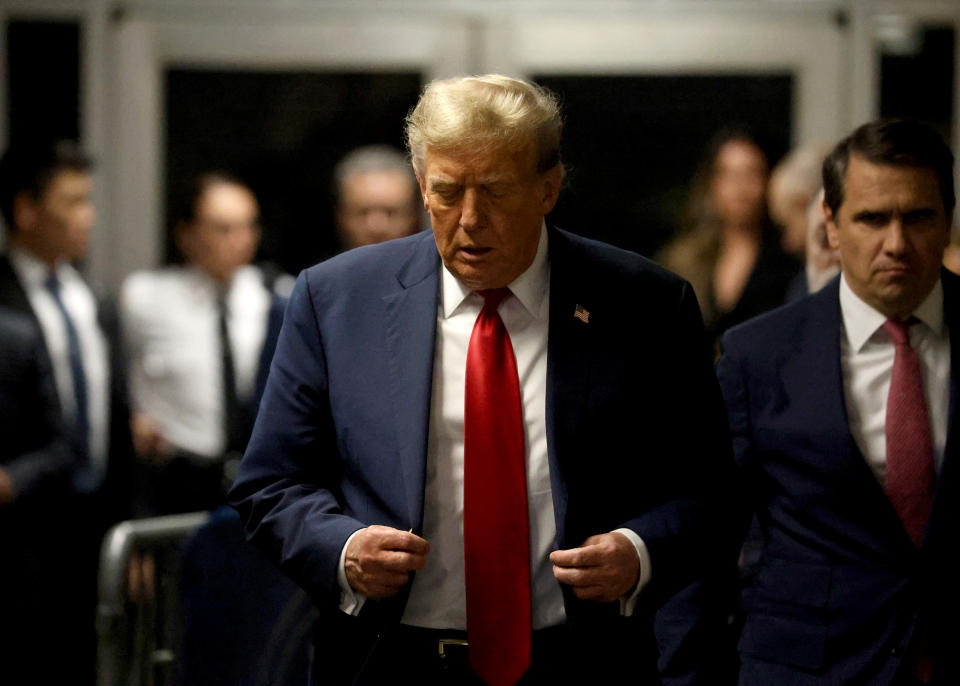 El expresidente Donald Trump tras dialogar con periodistas frente a la sala del tribunal el primer día de su juicio penal en el tribunal penal de Manhattan en Nueva York, el 15 de abril de 2024. (Jefferson Siegel/The New York Times)