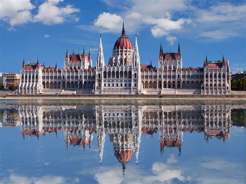 匈牙利國會大廈（Hungarian Parliament Building）於布達佩斯的佩斯（Pest）區，坐落在多瑙河的東岸，是布達佩斯最具標誌性的建築之一。（圖／雙向國際旅行社）