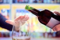 Zugegeben, der Mythos, dass ein Glas Rotwein pro Tag unser Leben verlängert, gefällt uns ganz gut. Leider verkürzt Alkohol laut einer Studie tatsächlich unser Leben. Verzichten Sie auf Alkohol, leben Sie vermutlich länger. Was Ihnen außerdem bei 30 Tagen Alkoholverzicht passiert, lesen Sie in der Galerie ... (Bild: iStock / BrianAJackson)