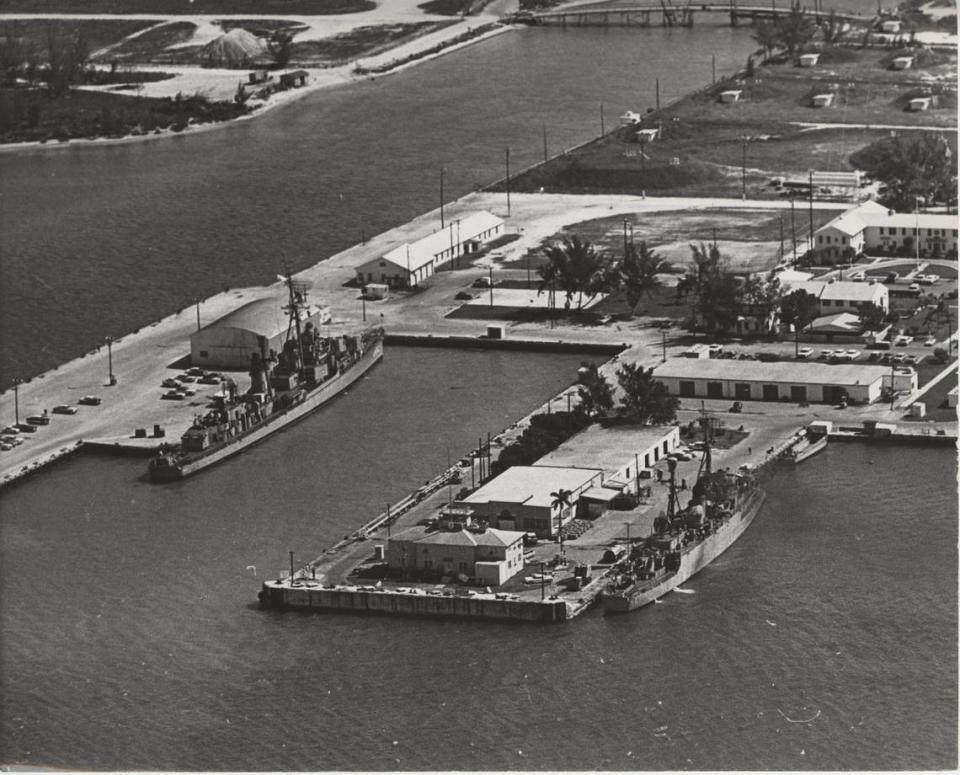 10/25/1962: Destructores de la Marina en el muelle de Cayo Hueso. Bill Stapleton/Miami Herald File