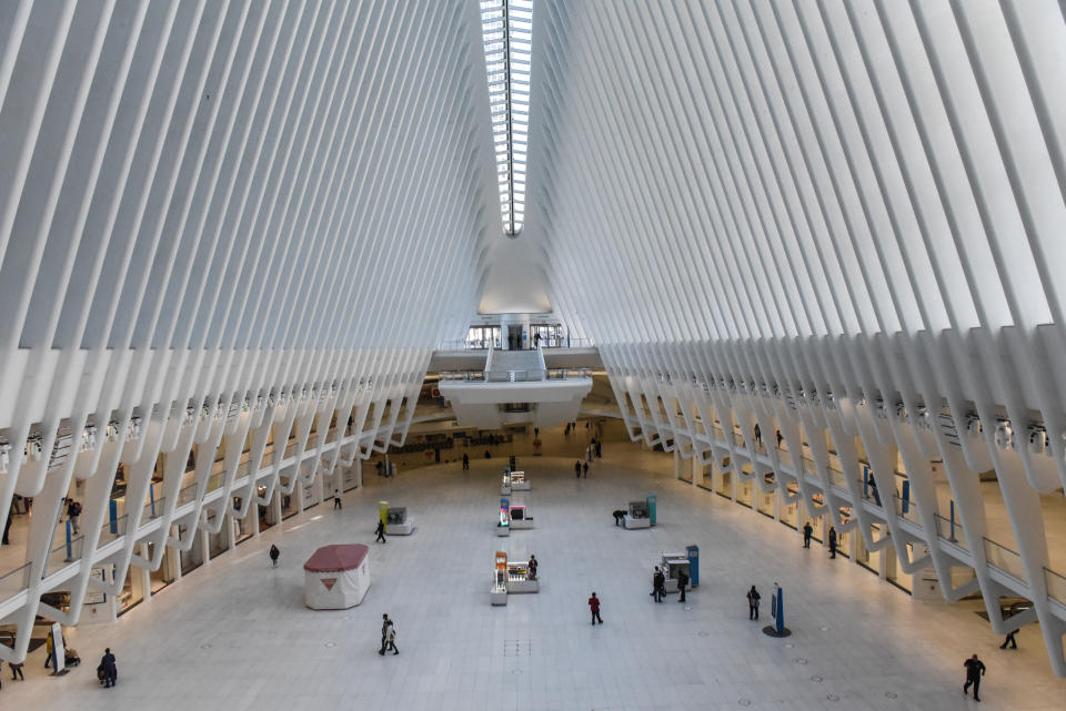 El Oculus de Nueva York (Estados Unidos), la estación de metro diseñada por Santiago Calatrava, sin apenas viajeros ni turistas el 15 de marzo. (Foto: Stephanie Keith / Getty Images).