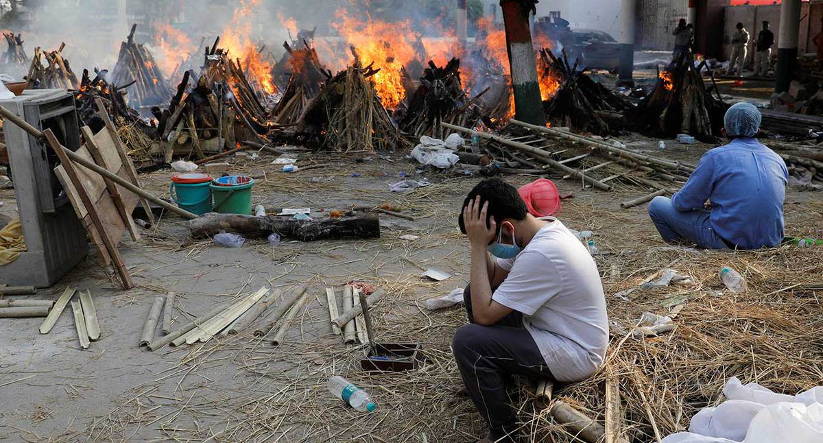 Mass cremations in New Delhi (Reuters)