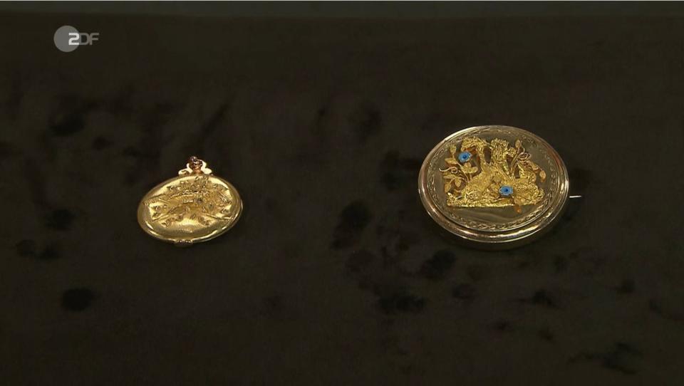 Ebenfalls über den Händlertisch gingen ein Medaillon-Anhänger und eine Brosche aus der Zeit um 1880 aus Gold mit Diamanten. Händler Markus Wildhagen zahlte dafür 850 Euro. (Bild: ZDF)