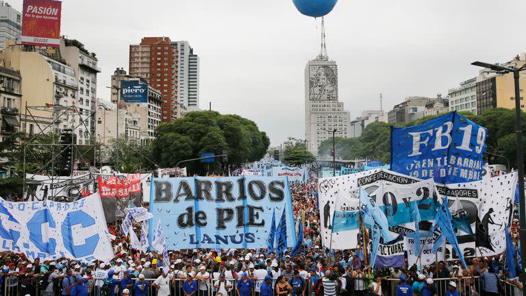 La multitudinaria marcha que distintos movimientos sociales realizan esta tarde en el centro porteño