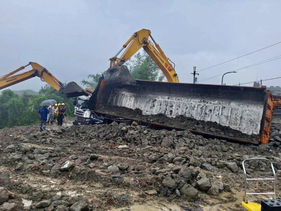 吳姓男子駕駛的砂石車疑近日下雨致土石鬆軟，後方車斗重心不穩而傾倒。（圖：湖內分局提供）