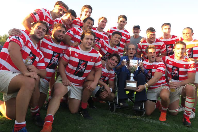 Víctor Camardón, feliz en sus últimos días de vida, con la Copa Hermanos Camardón y junto al plantel de Alumni, que la ganó por su 33-17 sobre Belgrano en la fecha 5 del Top 12 de URBA, el 29 de abril.