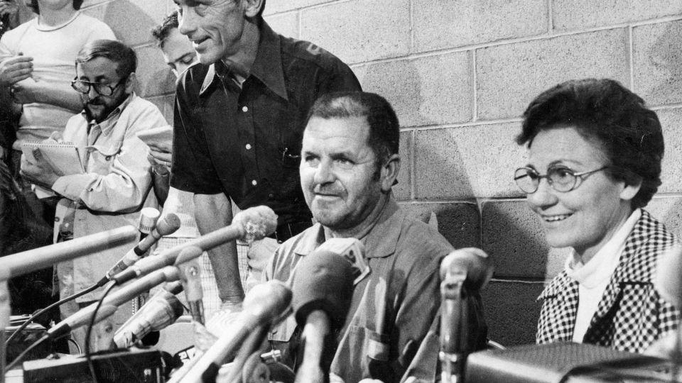 Bus driver Edward Ray speaks to reporters in 1976. - Skip Shuman/Sacramento Bee/Tribune News Service/Getty Images