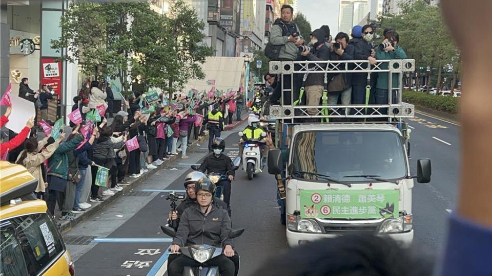 最後催票 賴蕭北市街頭大車掃支持者夾道歡迎。曾薏蘋攝