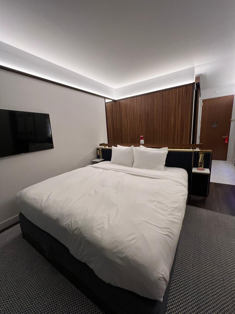 TWA HOTEL room bed