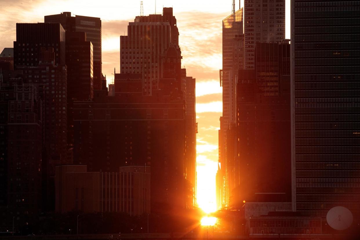 A view of the 'Manhattanhenge' sunset from Hunters Point South Park in Queens, New York: Drew Angerer/Getty Images