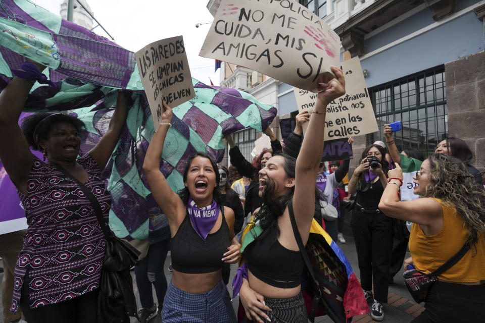 Mujeres marchan para conmemorar el Día Internacional de la Eliminación de la Violencia contra la Mujer, en Quito, Ecuador, el sábado 25 de noviembre de 2023. (Foto AP/Dolores Ochoa)