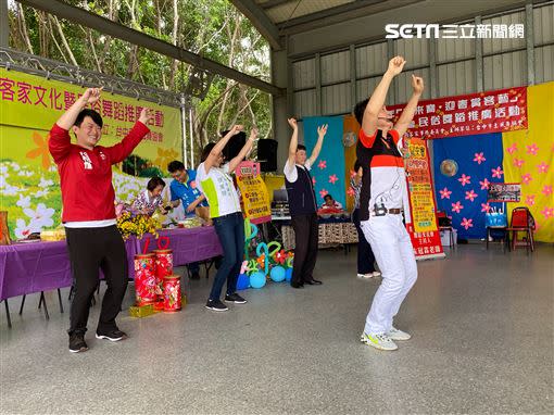 陳柏惟上周末返回高雄探視母親幫其慶生，到公園看發布條活動，未料卻遭韓粉抹黑週週回高雄。（圖／翻攝自陳柏惟臉書）