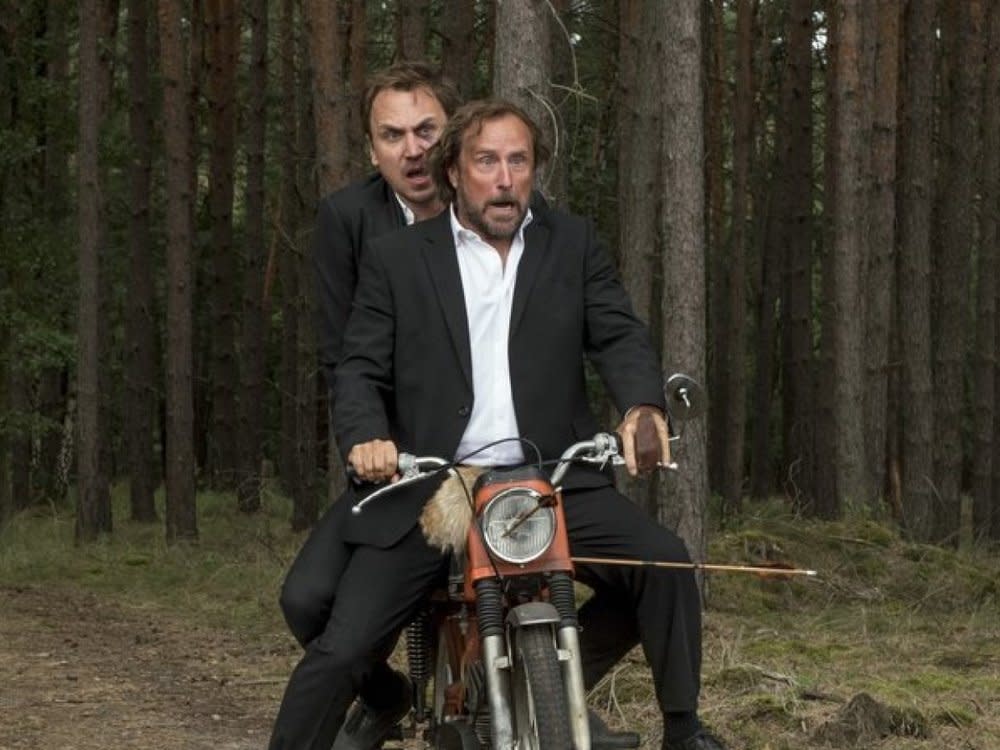 "25 km/h": Georg (Bjarne Mädel, v.) und Christian (Lars Eidinger) müssen flüchten. (Bild: Sony Pictures)