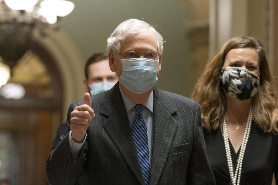 El líder de la mayoría en el Senado Mitch McConnell celebra al salir de la cámara en el Capitolio luego de una votación en la que se confirmó a la jueza amy Coney Barrett a la Corte Suprema, el lunes 26 de octubre de 2020, en Washington. (AP Foto/Manuel Balce Ceneta)