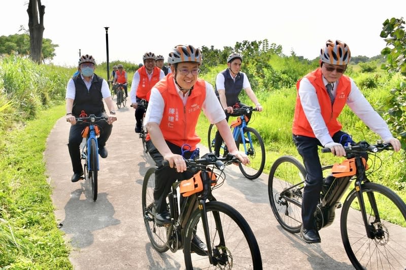 陳建仁視察東北角自行車道串聯工程 行政院長陳建仁（中）2日視察「北海岸及東北角自 行車道串聯工程」。 （行政院提供） 中央社記者葉素萍傳真  113年4月2日 