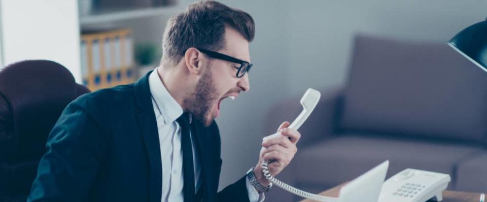 mann schreit am telefon