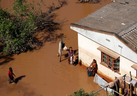 Locals look on after Cyclone Idai in Buzi district outside Beira, Mozambique, March 22, 2019. REUTERS/Siphiwe Sibeko